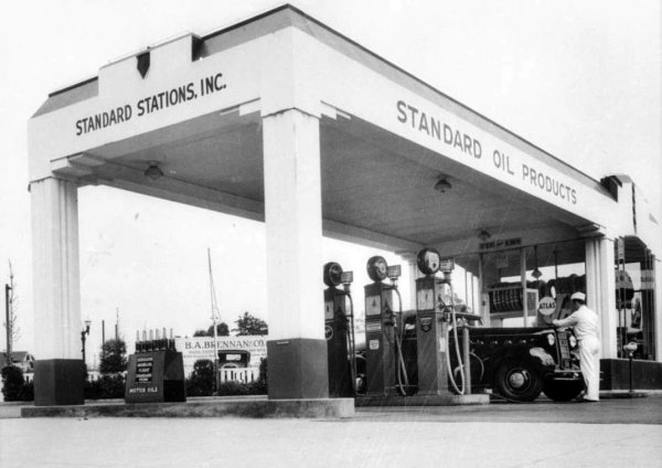 Първата в света бензиностанция отваря врати през 1907 година в Сиатъл, САЩ. Съоръжението е собственост на нефтения гигант Standard Oil. 

Дотогава бензинът се продавал предимно в метални туби и кутии, като най-често можел да бъде открит... в аптеките.