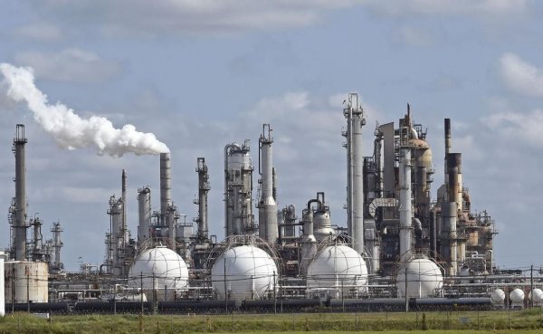 До използването на технологията на крекинга в края на миналия век и впоследствие пиролизата (високотемпературна преработка и термично разлагане на нефта и фракциите му) от един тон нефт се получавали между 100 и 200 литра бензин чрез директна дестилация.

В наши дни са възможни дори 850 литра, а колкото по-съвременен е един преработвателен завод, толкова повече гориво произвежда от суровините.