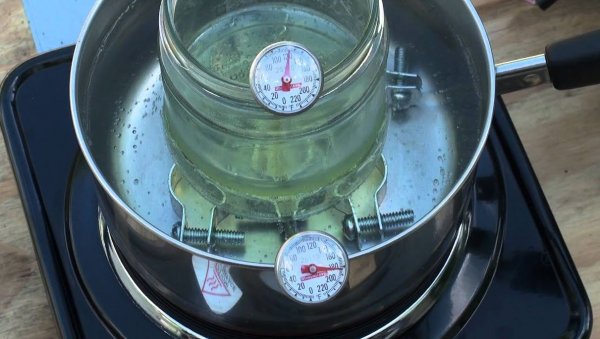 Ако си мислите, че бензинът кипи при много високи температури, то се лъжете. Кипенето на леките фракции може да започне при около 33 градуса по Целзий. Това е и причината за оплакванията на собственици на машини с карбуратори, за това, че в горещо време двигателите им се "давят" или спират и след кратка почивка може отново да стартират. 

Причината е в кипенето на бензина и образувалите се в резултат на процеса изпарения. И докато някога като решение се предлагало използването на бензин с по-различен октан, то това се оказало безсмислено - независимо от октановото число, кипенето е при една и съща температура.