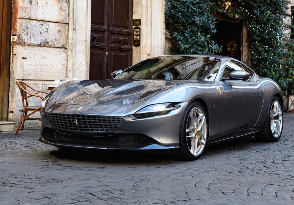 Някой може да се изненада, че модел на Ferrari може да попадне в подобна подборка от автомобили, но е факт, че мнозина журналисти и автомобилни експерти не харесват дизайна на този автомобил. Италианската марка в случая май е рискувала повече с външия вид на колата, но все пак това е Ferrari и то със сигурност ще се продава успешно.