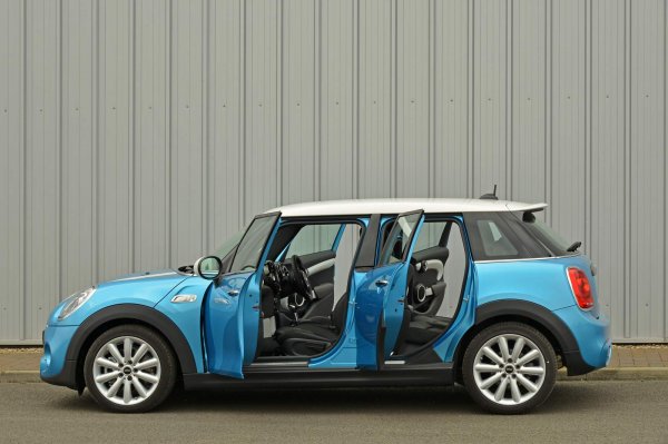 За мнозина погледнато отстрани това издължено MINI изглежда като истинско кощунство в сравнение с традиционния модел, но също така е факт, че този модел се продава много добре. А причината е, че той печели почитатели заради по-голямата си практичност.