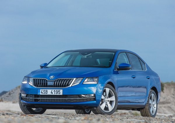 На пазара вече е новата Skoda Octavia, но в случая става дума за фейслифта на предишното поколение от 2017 година. То предизвика големи спорове заради разделените си фарове. В опит да покажат, че това е един наистина усъвършенстван автомобил, дизайнерите на чешката фирма заложиха на решение, което преди това видяхме при Mercedes-Benz E-Class. И то определено не беше по вкуса на всички.