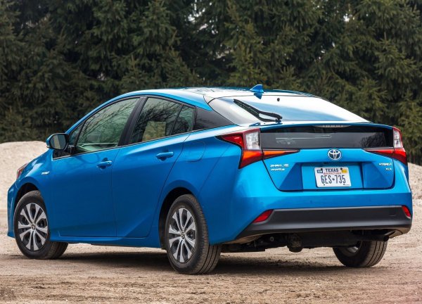 Без съмнение четвъртото поколение на Prius е най-рисковото от всички от гледна точка на естетиката. Той е нещо средно между седан и компактен автомобил, което няма как да остави външния му вид незабелязан &ndash; както от защитниците му, така и от неговите недоброжелатели.