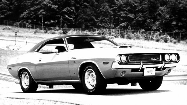 Легендарният Challenger се появи през 1970 г. - буквално година преди затягането на екологичните изисквания. Независимо от това, масълкарът успя да даде своя голям принос не само за историята на марката Dodge, но и за аналите на автомобилното кино - белият Challenger със 7.2-литровия V8 под капака стана главен герой във филма Vanishing Point. Уви, до 1974 г. самата кола също почти изчезна: за четири години продажбите паднаха цели седем пъти, така че компанията реши да направи наследника възможно най-консервативен.