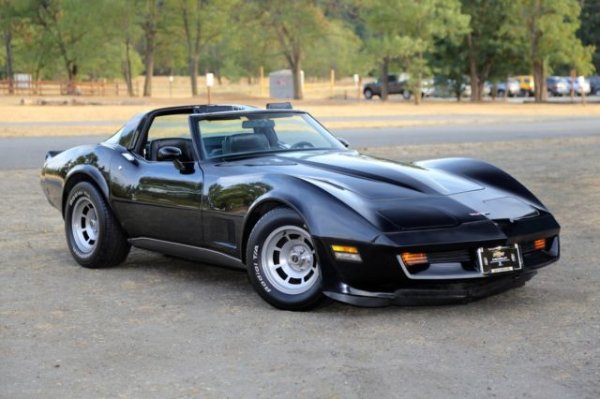 Строго погледнато, това не е кабриолет, а тарга. Което е значително по-зле, защото на мястото на сгъващия се (и неизменно течащ) покрив получавате тежки остъклени панели, чието сваляне е по-трудно постижимо и от машинното гласуване в България, и които освен това се чупят удивително лесно. Но все пак осигуряват вятъра в косите и блясъка в погледа на момичетата, а тъкмо това е важното. 
