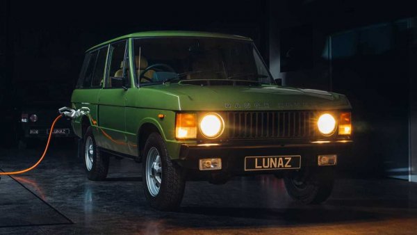 Да се превърне Range Rover Classic в електромобил не е идея на JLR, а на относително малката компания Lunaz от Силвърстоун. И въпреки че този факт определено отличава машината от останалите тук, си струва да го споменем.

Електрическият Range Rover се предлага както във версията с три, така и в тази с 5 врати. Като донори се използват стари машини, претърпели пълен цикъл на възстановяване. Има две версии, от които можете да избирате - със задвижване на предния мост или на четирите колела, като кормилната уредба, окачването и спирачките са модернизирани. Има и няколко модерни щриха, сред които е мултимедийна система.

Характеристиките на електродвигателя все още се пазят в тайна, но според запознати, автомобилите ще получат мотор с мощност от 380 к.с. и 700 Нм, а тягова батерия с капацитет от 80 kWh ще осигури автономност от около 400 км. Доставките на електрическия SUV, чиято цена започва от 245 000 лири, са планирани за лятото. Тиражът на първата партида е 50 броя.