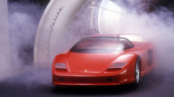 Mythos e голямата звезда на салона в Токио през 1989. Дизайнът е дело на Pininfarina и на практика става въпрос за Testarossa с нова каросерия, като 12-цилиндровият боксер и механичната трансмисия са запазени. Елементи от този дизайн по-късно ще се появят при F50, който дебютира 6 години по-късно.

Прототипът е продаден на японски колекционер, но по-късно султанът на Бруней успява финансово да мотивира Ferrari да произведе още две такива коли.