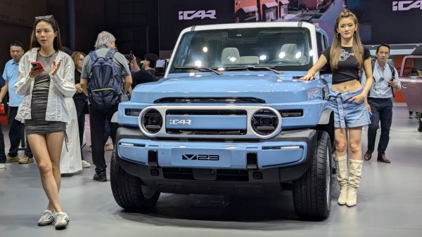 iCar също е съвсем млада марка, на около година и половина, дъщерна на Chery. V23 e eлектрически всъдеход, като върховата му версия има 211 коня мощност, батерия с капацитет 82 кВтч, около 500 км пробег с едно зареждане и впечатляващо ускорение - 3.5 секунди от 0 до 100 км/ч. 