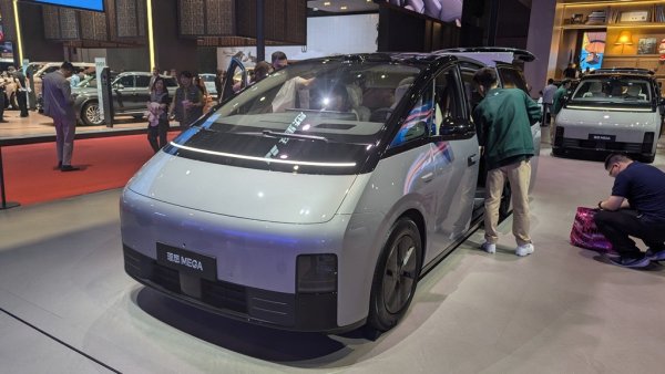 Li Auto е производител от Пекин, чието име идва от китайския израз "идеален автомобил". MEGA е електрически миниван с дизайн на Бенямин Баум, 540 конски сили и огромна батерия, достатъчна за над 700 км пробег, поне ако се вярва на официалния китайски тестов цикъл. 

