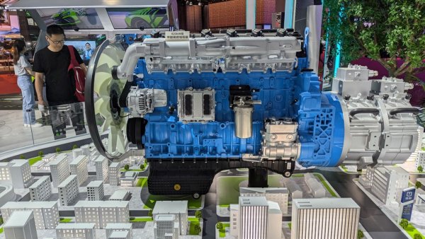 Обсесията на Китай по електрическото задвижване всъщност далеч не е такава, каквато си я представяме в Европа. Китайците продължават усилено да работят и върху двигатели с вътрешно горене, и то далеч не скромни по обем. Този, дело на Weichai, е с работен обем 13.3 литра, предназначен е за камиони, работи на природен газ и развива 560 конски сили. 

