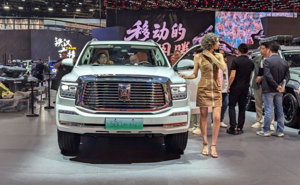 Китайският лидер при офроудърите има и своя отговор на Toyota Land Cruiser. Tank 500 Hi-4Z е плъг-ин хибрид, но с батерия, по-голяма от тази на много чисти електромобили - 59 кВтч. Цената в Китай започва от умерените за този сегмент 49,000 щатски долара. 

