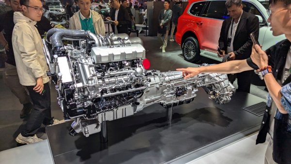 Още едно потвърждение, че китайците далеч не работят само върху електромобили - в Шанхай GWM показа чисто новия си 4-литров V8 с туин турбо. Компанията ще го използва като начало в най-мощните офроудъри Tank. Детайли като мощност ще бъдат обявени по-късно, но вероятно става дума за над 500 коня. От същата компания, която преди десетина години ни предлагаше Voleex. Темпото на развитие в Китай е шокиращо. 
