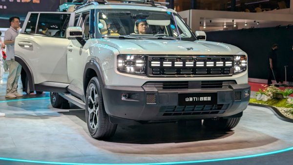 Jetour е дъщерна марка на Chery, за която знаем със сигурност, че преговаря за стъпване и на българския пазар. T1 е компактният й кросоувър - умалено копие на по-големия Т2, който може да бъде и със 7 места. По-малкият модел е плъг-ин хибрид със стартова цена в Китай под 25,000 долара. 
