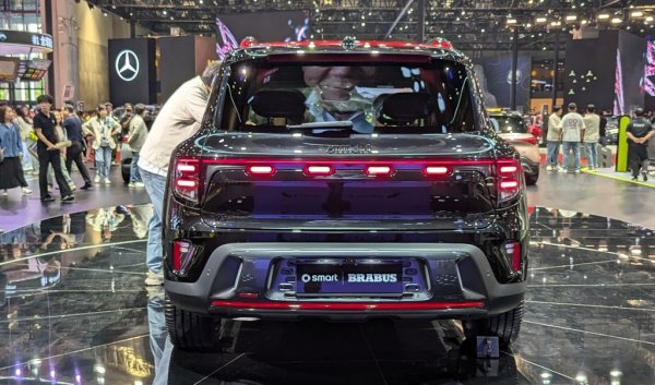 Smart #5 е новият кросоувър на марката, която вече е джойнт венчър между Geely и Mercedes, но с водещо участие на китайската страна. В Шанхай за пръв път видяхме на живо версията от Brabus, която предлага 637 коня мощност. 
