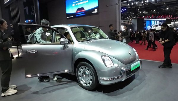 Производителят на симпатични електромобилчета Ora бе обвиняван, че твърде смело черпи дизайнерски идеи от миналото на VW и Porsche. Китайците отговориха на обвиненията с този автомобил - Ora Ballet Cat. Очевидно имат чувство за хумор. 
