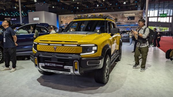 Поредната наскоро пръкнала се китайска марка, в този случай - под шапката на Changan. Deepal G318 е средноразмерен SUV с електрическо задвижване, но с бензинов мотор като удължител на пробега. Мощността в различните версии варира между 251 и 430 коня. 
