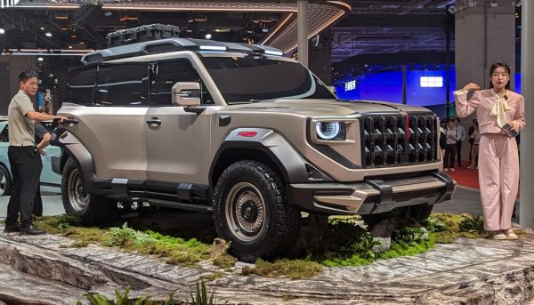 Китайците очевидно са обсебени от коравите офроудъри, защото най-големият брой премиери в Шанхай бе тъкмо в този сегмент. Този модел на Hongqi има четири електромотора, но още си няма име - компанията подтикна публиката да го предложи. 
