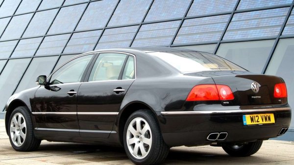 Още една фикс идея на Фердинанд Пиех: да превърне "народната кола" Volkswagen в луксозна лимузина. За целта бяха впрегнати всички ресурси, включително и чудовищният W12. Резултатът - VW Phaeton - и до днес впечатлява с естестиката, комфорта и оригиналните инженерни решения. Но това не се оказа достатъчно да убеди клиентите, че си струва да плащат шестцифрени суми за VW. 

