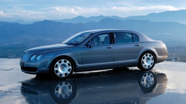 Оригиналното двуврато купе изглеждаше до голяма степен безсмислено - спортна на вид кола, но с пътно поведение точно като на лимузините, от които се опитваше да се отличи. Но нещата се промениха с появата на 4-вратия Flying Spur с W12, 560 коня и почти 320 км/ч максимална скорост. Тази кола най-после показа пълния потенциал и на двигателя, и на новата платформа на Bentley. Днес тази кола е много съблазнителна оферта на пазара втора ръка. 
