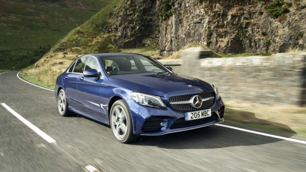 Второто място в негативната класация е за предишното поколение на Mercedes-Benz C-Class.За проблеми с колата си съобщават 46% от собствениците, участвали в допитването, като те са основно с електрическата система, окачването и изпускателната система..