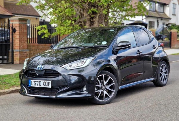 Бензиновият Yaris е най-доброто предложение за тези, които търсят употребяван малък хечбек Toyota. Само 5% от бензиновите автомобили са се развалили в сравнение с 23% от хибридите. А единствената проблемна област е окачването, като ремонтът на всички коли е отнел не повече от един ден.