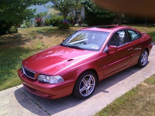 Нашите сънародници познават Volvo C70 преди всичко като солидно купе, родено през 1997 г. Въпреки това, не всеки знае, че в действителност имаше и кабриолет ... Струва си да се отбележи, че C70 се прави до 2013 година. Ето защо и днес на пазара за употребявани коли все още можете да намерите автомобили от този модел в добро състояние.