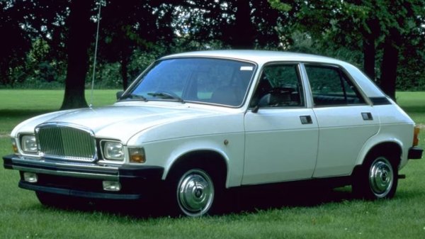 „Детройтското трио“ с право е критикувано през 70-те и 80-те години на миналия век заради украсяването на грозни коли с елегантна решетка отпред и идеята да се трансформира в нещо специално. Но British Leyland издига това до изкуство.

Става въпрос за Vanden Plas 1500: базиран на неприятния Austin Allegro, той включва изправена хромирана решетка, седалки от естествена кожа, килим с дълъг косъм и сгъваеми маси от орехово дърво за задните седалки, вероятно за да може собственикът да се чувства удобно, докато чака репатрака. 
Вероятно целевият купувач е някой, който е погледнал Jaguar XJ6 и е казал „Прекрасен е, но имате ли нещо по-малко и по-скапано?“.
