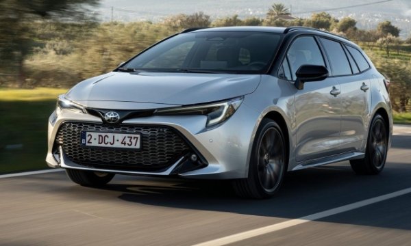 Японският лидер не е направил просто комби на прочутия си седан. Автомобилът нараства с около 30 см, като по този начин достига 4670 мм. Има и възходящ баланс за междуосието, което дтига до 2700 мм, с 60 мм повече от седана. Печелят не само пътниците. Багажникът варира от 596 до 1606 литра.

Предлага се с 1,8-литров пълен хибриден двигател. Той гарантира 140 к.с. и 180 км/ч. Но спринтира за 9,4 секунди  от 0 до 100 км/ч. Разходът е едва 4,5 л/100 км също благодарение на автоматичната трансмисия e-Cvt. Цената на Toyota Corolla Sports Tourer в оборудването Active е 35 хиляди евро, в момента е на промоция от 33 хиляди.
 
Комбито Toyota Corolla се предлага и в GR Sport, но срещу още почти 5 000 евро отгоре.