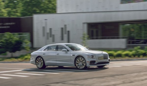 Новият Flying Spur, с неговия W-12 туин турбо двигател, започва от над 360 000 лева, но това не е отказало 189 кандидати. 
