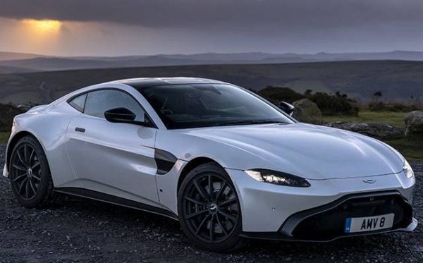 По-скромната V8 версия започва от направо бюджетните в този списък 250 000 лева, но за V12 варианта сметката набъбва значително. Спадът спрямо миналата година обаче е драстичен - тогава за същия период компанията бе продала 556 бройки Vantage. 
