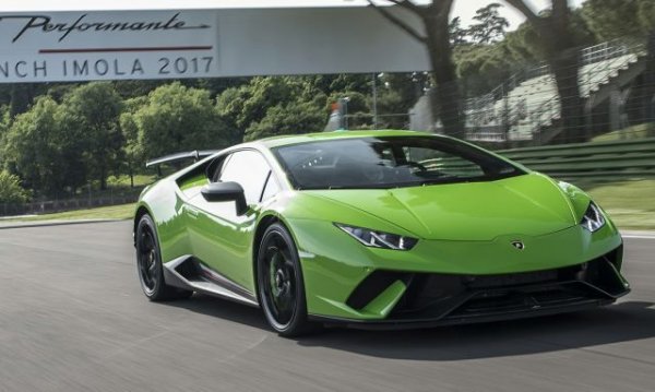 И при "достъпното" Lambo (от 350 000 лева) карантината доведе до видим спад, от около 130 автомобила в сравнение с първите 7 месеца на миналата година. Но през лятото моделът наваксва - продажбите през юли 2020 са с 12% повече, отколкото през юли 2019. 

