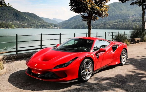 Доста силен старт за наследника на 488, който на повечето пазари се появи едва в началото на лятото. Всъщност почти половината от тези сделки са само от юли. F8 обещава 710 коня максимална мощност и максимален въртящ момент, идващ доста по-рано, отколкото при 488. Стартовата цена е малко под половин милион лева. 
