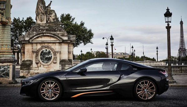 Баварците вече официално произведоха последната бройка от своя хибриден суперавтомобил, но въпреки това той все още се радва на прилично търсене. Стартовата цена е 280 000 лева. 
