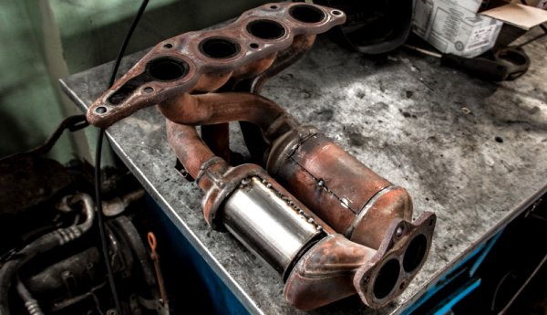 - Каталитични конвертори.

Тези много важни детайли често се крадат и препродават. Износването на вътрешните клетки не може да се оцени без отварянето им, а подмяната им е скъпа.
