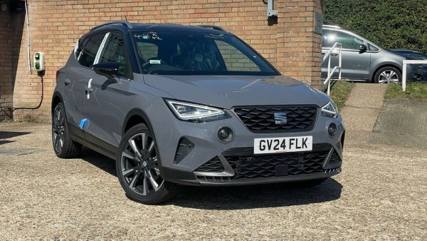 Малкият кросоувър на Seat очаква фейслифт в началото на новата година. Междувременно базовата версия за България е с еднолитров турбомотор, 95 коня мощност и ръчни скорости. Има климатик, електрически стъкла отпред и отзад, мултимедия с 8.2-инчов дисплей, заден парктроник. 

Цена през декември 2024: 41 470 лева	
Цена през декември 2023: 41 710 лева
