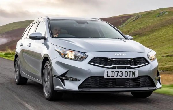 Eдно от най-малко компромисните предложения в този списък - но за жалост само временно, защото производството на Ceed окончателно спря и сега се продават последни бройки. Моделът ще бъде заменен от новия К4, но той ще е доста по-скъп. 
При Ceed базовото ниво е с 1-литров бензинов двигател с турбо и 100 коня мощност. Много щедро стартово оборудване: автоматичен климатик с две зони, кожен волан, круиз контрол, мултимедия с 10.2-инчов дисплей и навигация, USB, 16-цолови алуминиеви джанти, камера и парктроник отзад. 
За 4,000 лева допълнително можете да вземете 1.5 турбо със 140 коня мощност. 

Цена през декември 2024: 41 990 лева
