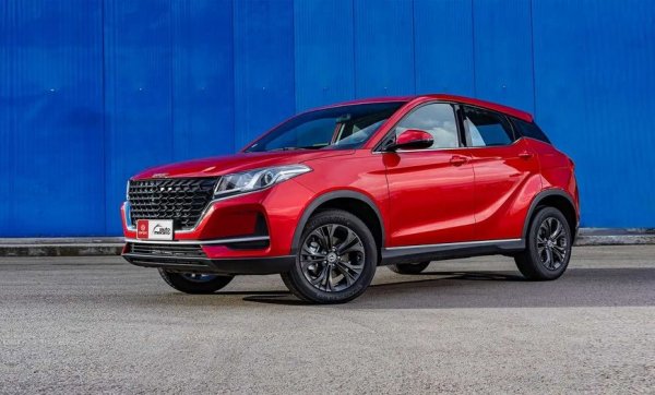 Почти 4.4-метров кросоувър на китайската компания DFSK, която е собственост на Seres Group. Задвижва се от 1.5-литров бензинов мотор със 113 коня мощност и вариаторна автоматична трансмисия (CVT). Оборудването е щедро: панорамен отварящ се покрив, кожен салон, сензори и камера за заден ход, мултимедия със 7-инчов дисплей. Посочената цена е промоционална, намалена от 41 900 лева. 

Цена през декември 2024: 39 990 лева
Цена през декември 2023: 41 900 лева
