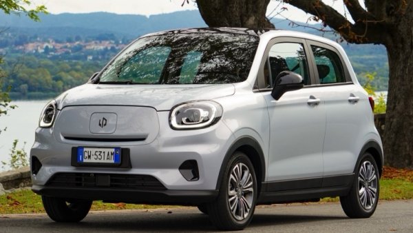 Нов модел за нашия пазар и най-евтиният автомобил с чисто електрическо задвижване в момента, докато има пауза в предлагането на Dacia Spring. Leapmotor e китайски бранд, който се внася в България от "София Франс Ауто", представителя на Stellantis. 
T03 e малко (3.6 метра) градско автомобилче, с 95 коня мощност и батерия, достатъчна за 265 км с едно зареждане според WLTP теста. Има си климатик, задни паркинг сензори и камера, 10-инчов дисплей на мултимедията и аудиосистема с 4 говорителя. 

