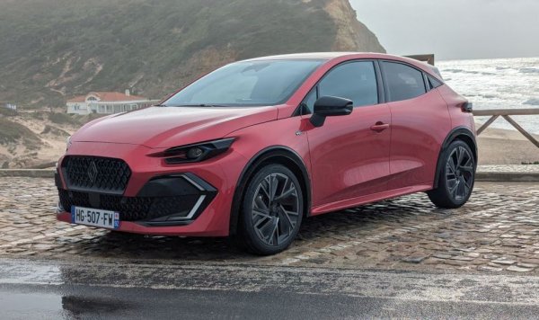 Clio е поскъпнало с около 1,700 лева за последната една година, но междувременно смени поколенията и стана доста по-голямо. Всъщност днешната цена е точно двойно по-висока от онази за по-предишното поколение през декември 2018, когато започнахме да правим тази класация. 
При новия модел базовата версия е с 1.2-литров бензинов турбомотор със 115 коня мощност и 6-степенна механична трансмисия. За тези пари ще получите стоманени джанти, ръчно управляем климатик, 7-инчов дигитален панел за приборите и 10-инчов дисплей за мултимедията. 
 
Цена през декември 2024: 37 190 лева
Цена през декември 2023: 36 390 лева
Цена през декември 2022: 30 390 лева
Цена през декември 2021: 26 790 лева
Цена през декември 2020: 25 400 лева
Цена през декември 2019: 23 990 лева
Цена през декември 2018: 19 192 лева
