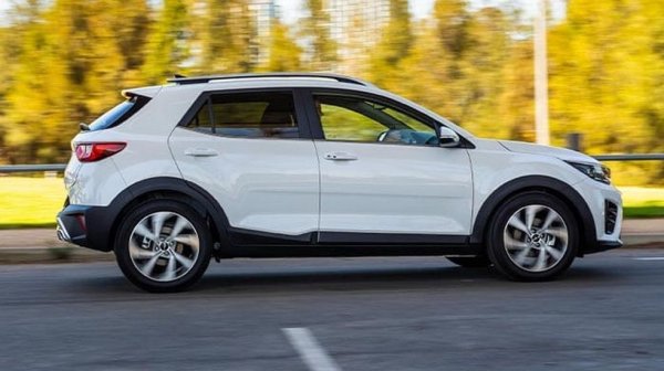 Една от малкото коли без промяна в цената за последната година. Малкото кросоувърче на корейците вече е към края на моделния си живот, което води и до относително атрактивни цени. Базовата версия е с четирицилиндров 1.2 бензин, 79 коня и 5-степенна ръчна трансмисия. За около три хиляди лева повече можете да имате 1.0 турбо с три цилиндъра, но със 100 коня. 
Даже стартовият вариант има доста оборудване: климатик, кожен волан, автоматични светлини и чистачки, круиз конторл (вече задължителен за всички), навигация с 8-инчов дисплей, парктроник и камера за заден ход, 16-цолови лети джанти, рейки на покрива. 
Цена през декември 2024: 37 990 лева
Цена през декември 2023: 35 990 лева
Цена през декември 2022: 35 990 лева
Цена при дебюта през 2018: 26 990 лева
