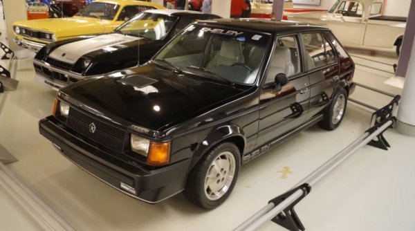 Хот-хечовете са на мода в Европа през 80-те години, а Америка едва започва да улавя тенденцията. Dodge не разполага с кола, дори смътно наподобяваща подобна форма, но все пак възлага на Карол Шелби да създаде такава от Omni. 

Резултатът е Shelby GLH-S - хечбек със 175 конски сили и привлекателно квадратен стил. Въпреки че колата генерира положителни отзиви от автомобилната преса, когато е пусната за първи път, тя не успява да популяризира хот хеча в Америка по същия начин, както го прави Golf GTi от тази страна на Атлантика.

Независимо от това, той разполага с мощност и добро управление, за да се изправи срещу големите европейски играчи, дори и да не се радва на особен потребителски интерес. Хладкият комерсиален прием на автомобила отказва Dodge от опитите да направи наследник и компанията никога не се връща обратно в сегмента на хот хечовете. 
