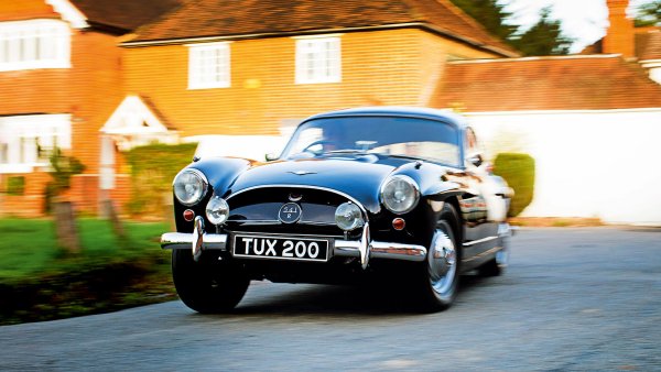 Подобно на оригиналния Interceptor от 1949, и Jensen 541 използваше 4-литров редови шестцилиндров двигател на Austin. Тройните карбуратори и по-високото съотношение на компресия повишиха цената за това красиво купе.
Преработена версия на шасито при 541 беше използвана за създаването на CV-8 с 5,9-литров V8 на Chrysler, което постави началото на дълга връзка между британската фирма и осемцилиндровия американски двигател.