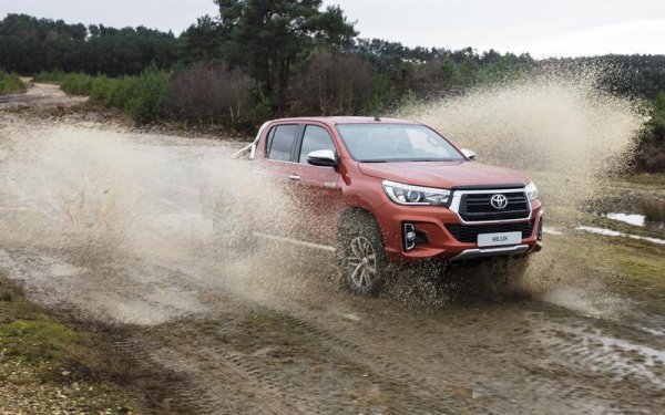 Isuzu D-Max даде добър отпор, но Toyota Hilux стана победител в продажбите на нови автомобили в Тайланд през 2019 г. Компанията успя да постигне това, като добави около 10% към своите продажби от 2018 г., като увеличението бе от 149 366 предходната година до 165 452 през 2019.