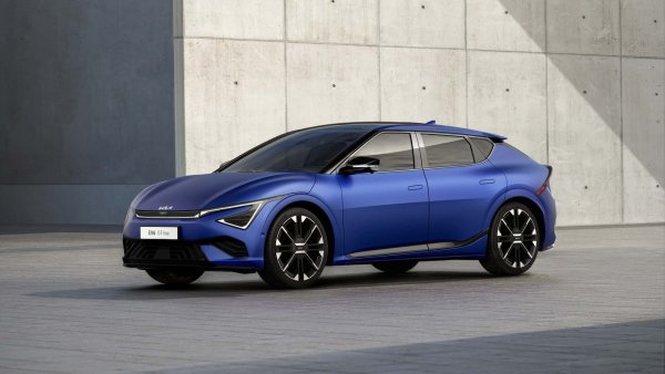 Въпреки че тази кола споделя механични прилики с Ioniq 5 и Ioniq 6, тя може да се похвали с уникален външен вид, подобен на футуристичен рали автомобил, но повдигнат. Той осигурява по-динамично изживяване при шофиране в сравнение със своите колеги на Hyundai. Базовият модел дори е по-евтин от южнокорейския сънародник, предлага 58 kWh батерия с 375 км пробег.