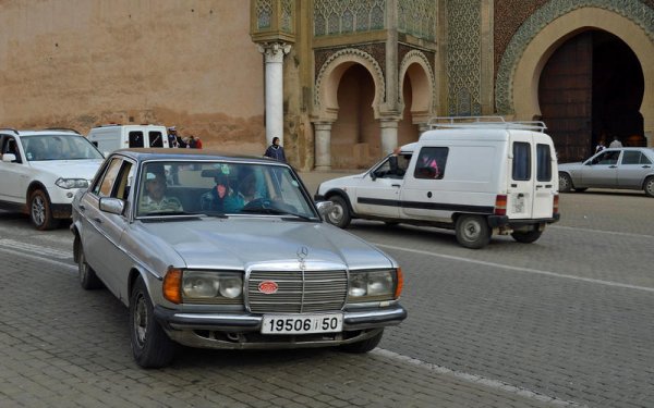 През 90-те години буквално всеки таксиметров шофьор в Мароко си купува поне по един W123 от Европа, навъртял около половин милион километра, стяга го и започва да вози хора. Версията 240D вече е легенда в Мароко, а в последните години местните власти натискат таксиметровите шофьори да се ориентират към сглобявания там Dacia Lodgy.
