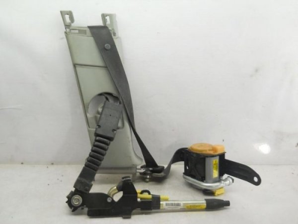 Малцина знаят, но в предпазните колани има пиропатрони. Принципът им на работа е абсолютно същият като този на въздушната възглавница. Те се задействат спонтанно по абсолютно същите причини. Единственото хубаво нещо е, че подмяната им е много по-евтина.