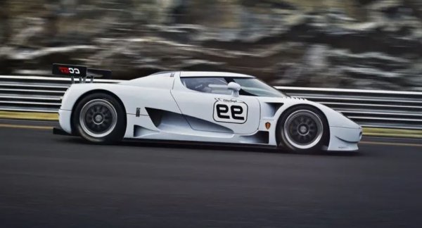 Кристиан фон Кьонигсег проектира суперавтомобила CC с мисълта за правилата на &bdquo;Льо Ман&ldquo;. Изграден е прототип, който тежи под един тон, има мощност от 600 к.с., 600 кг притискаща сила, като тестовете се оказват изключително обещаващи.

След това правилата на GT1 биват пренаписани, за да забранят колите с въглеродни тръби. Другото правило се оказва по-непостижимо -  трябва да бъдат произведени 350 автомобила с хомологация, вместо само 20. Това е краят на амбициите на Koenigsegg в моторните спортове.
