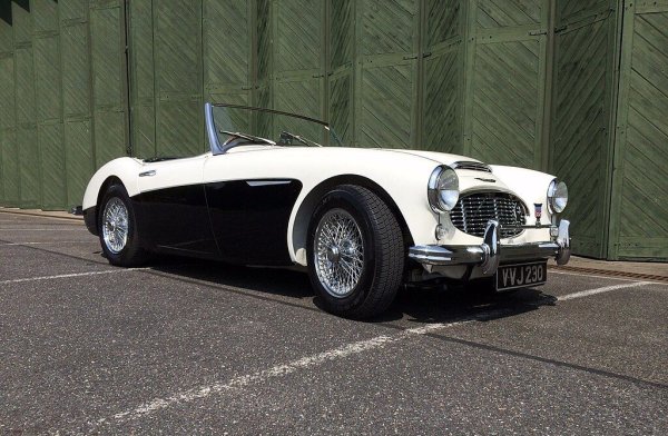 Един от най-прочутите британски спортни автомобили в историята, Austin Healey 3000 ("Големия Хийли", за да се отличава от Austin Healey Sprite) се произвежда между 1959 и 1967. Шасито е дело на Jensen Motors, двигателят идва от MG. Над 90% от всички произведени бройки са изнесени към САЩ и Канада. Малкото останали са сред най-успешните състезателни автомобили на епохата в Европа, с победи на трасета като Льо Ман и Зебринг. 

