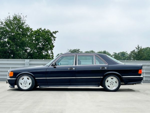 Макар да не се наричаше така, W126 на практика бе второто поколение на S-класата, върховния модел на Mercedes. А 560 SEL бе неговата най-престижна версия през втората половина на 80-те години. За нея старият 5-литров М117 двигател бе увеличен до 5.5 литра работен обем, и до 300 конски сили максимална мощност. Дизайнът на Бруно Сако също издържа много добре проверката на времето. 
