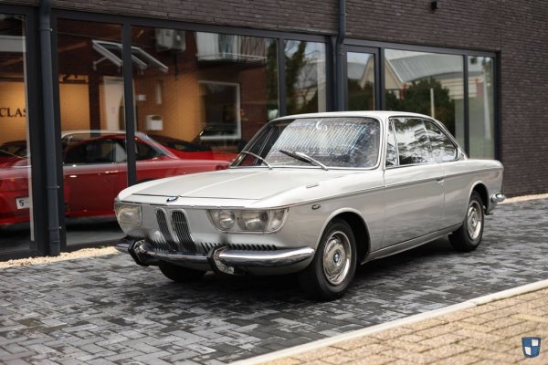Прословутата Neue Klasse (Нова класа), която преобърна съдбините на BMW през 60-те и започна трансформацията на баварците от закъсала малка компания към глобален гигант. У нас тази година са внесени общо четири версии на легендарния модел - едно BMW 1502 (с 1.5-литров двигател и 74 конски сили), две BMW 1600 (1.6, 83 к.с.) и едно BMW 2000 (2.0, 101 к. с.). Вероятно от местен патриотизъм, от BMW винаги са приписвали дизайна на тази кола на собствения си кадър Вилхелм Хофмайстер. Но истината е, че консултант и на практика основен творец по проекта е великият Джовани Микелоти. 
